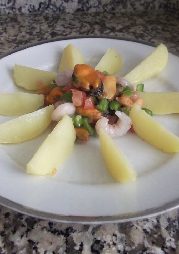 Una foto de Ensalada de patata con mejillones y gambas