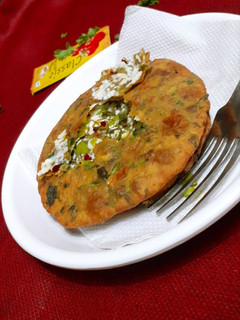 मेथी पालक मसाला स्टफ्ड पनीर पूरी (Methi palak masala stuffed paneer puri recipe in Hindi) रेसिपी मुख्य फोटो