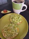 Tostadas de palta con huevo duro