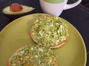 Una foto de tostadas con huevo y palta
