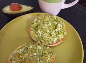 Una foto de Tostadas de palta con huevo duro