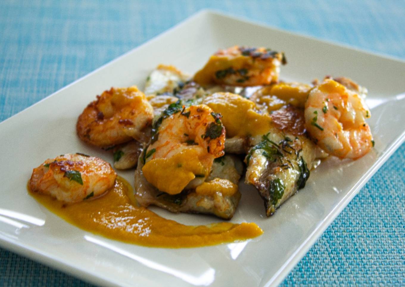 Lomo de lubina a la plancha con langostinos y salsa marinera