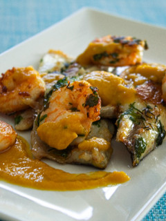 Una foto de Lomo de lubina a la plancha con langostinos y salsa marinera