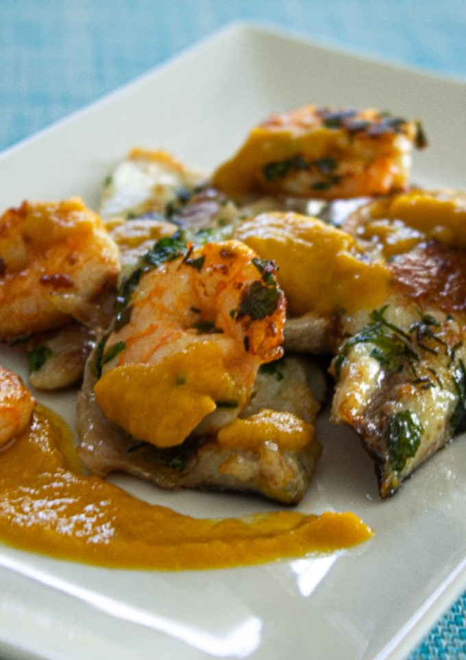Una foto de Lomo de lubina a la plancha con langostinos y salsa marinera
