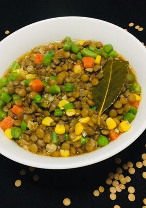 Una foto de Lentejas de Lunes Con Vegetales Rápida y Económica! 👌🌿