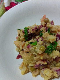 Una foto de Ensaladilla de patata, remolacha con crema de tofu y perejil enriquecida con Agua de Mar