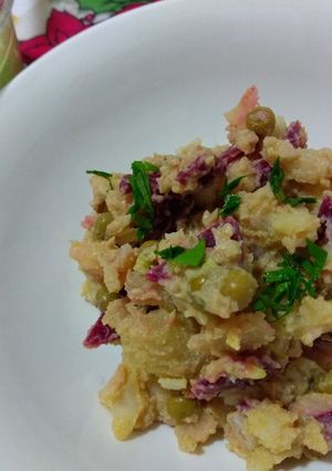 Una foto de Ensaladilla de patata, remolacha con crema de tofu y perejil enriquecida con Agua de Mar