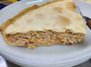 Una foto de tarta de merluza