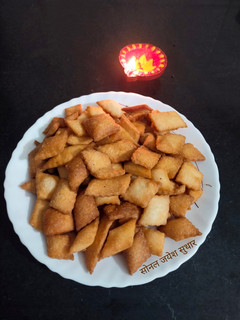 मीठे शक्करपारे (Sweet Shakkarpare Recipe In Hindi) रेसिपी मुख्य फोटो