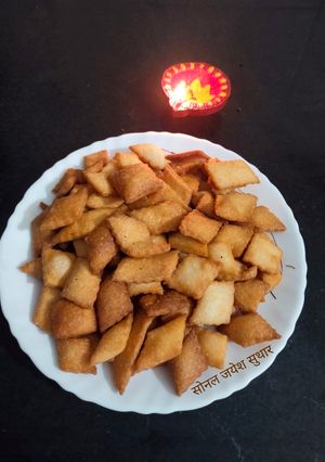 A picture of Sweet Shakkarpare (Indian Sweet Fried Pastry).