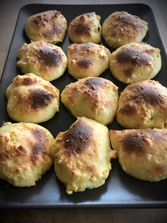 Una foto de Pão de queijo mineiro —Panecillos de queso—