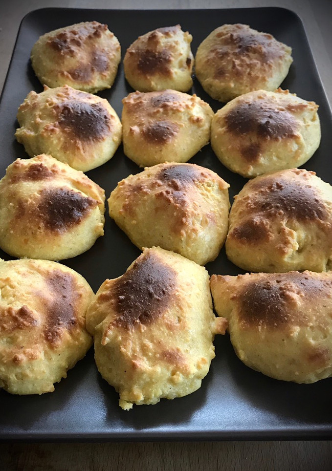 Una foto de Pão de queijo mineiro —Panecillos de queso—