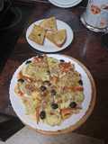 Pizza con calabacín, pimiento morrón y jamón serrano