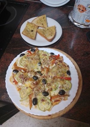 Una foto de Pizza con calabacín, pimiento morrón y jamón serrano