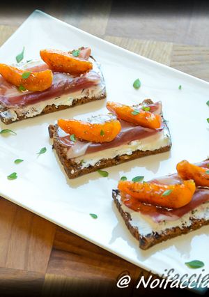 Foto di Finger Food - Crostino ai 4 cereali con caprino, coppa all'amarone e albicocche caramellate