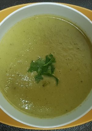 બ્રોકોલી સૂપ (Broccoli Soup Recipe In Gujarati) રેસીપી મુખ્ય ફોટો