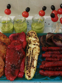 Una foto de Parrilada de verduras con aperitivos de chistorra y guacamole