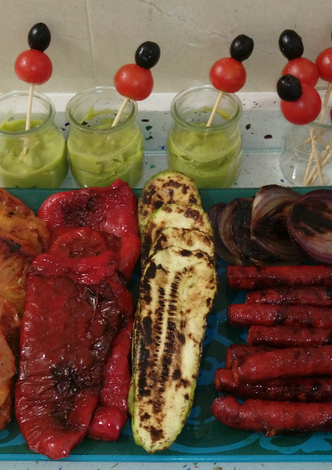 Una foto de Parrilada de verduras con aperitivos de chistorra y guacamole