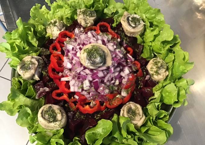 Méthode simple pour Faire Récompensé Salade composée feuille de chêne,betteraves,poivron rouge,oignon rouge et harengs marinés