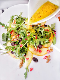 Una foto de Ensalada de rúcula, manzana y granada