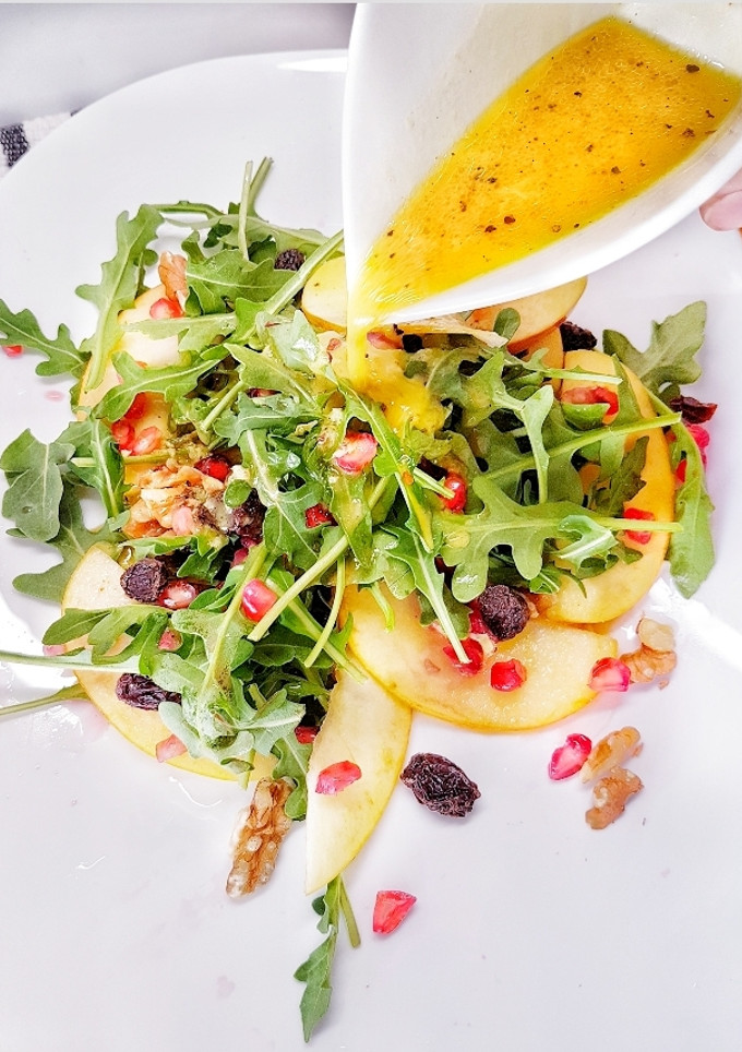 Una foto de Ensalada de rúcula, manzana y granada