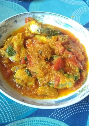A picture of Macher tortori(fish in tomato gravy).