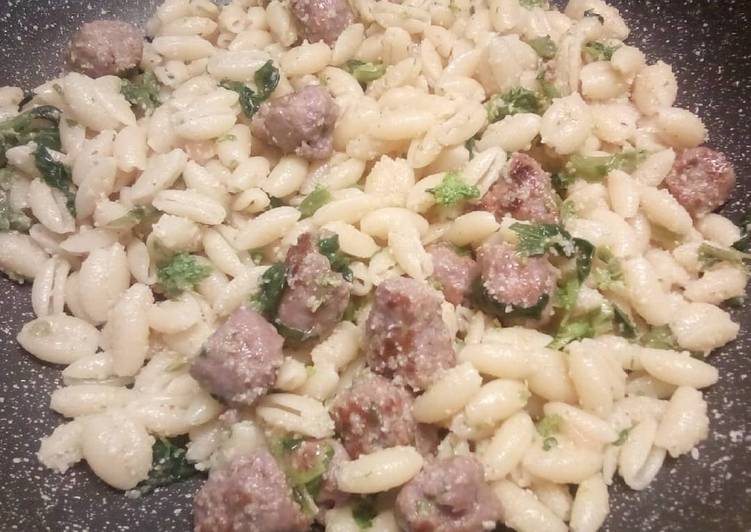 Gnocchetti sardi con salsiccia e cime di rapa