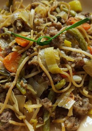 Une photo de Nouilles sautées à la viande hachée et aux légumes