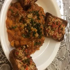 A picture of Gnocchi in creamy tomato sauce with cheesy garlic toast.