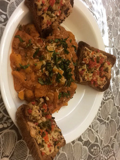 A picture of Gnocchi in creamy tomato sauce with cheesy garlic toast.