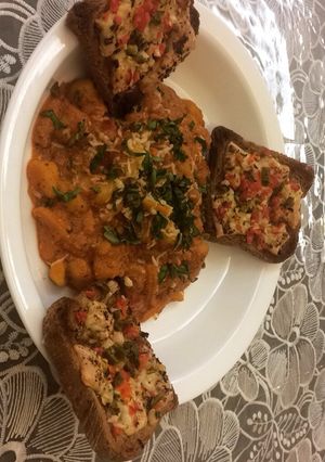 A picture of Gnocchi in creamy tomato sauce with cheesy garlic toast.