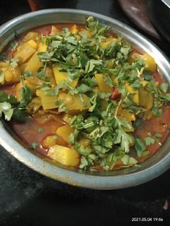 मसालेदार परवल की सब्जी(masaledar aloo parwal ki sabzi recipe in hindi) रेसिपी मुख्य फोटो