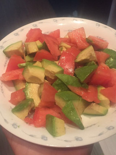 Una foto de Ensalada de aguacate y tomate.