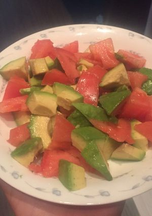 Una foto de Ensalada de aguacate y tomate. 