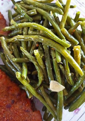 Fokhagymás vajon párolt zöldbab recept fotója
