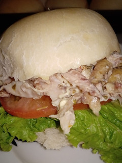 Una foto de Sándwich de Pollo