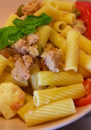 Foto di Pasta fredda tonno,pomodori, mozzarella e olive🫒🍅