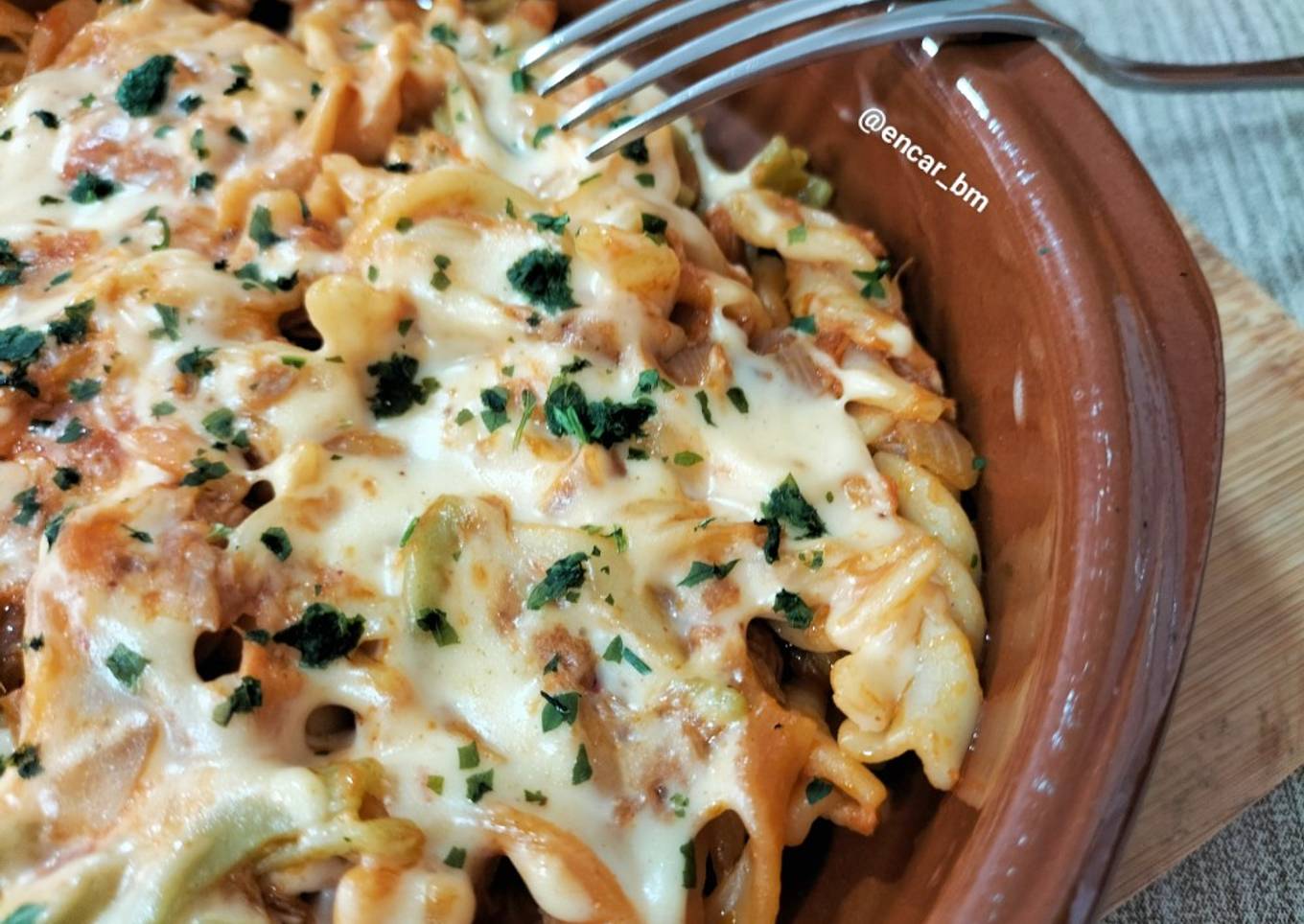 Fusilli con atún, gratinado con mayonesa sweet chilli