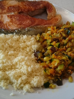 Una foto de Cuscús con verduras y salmón