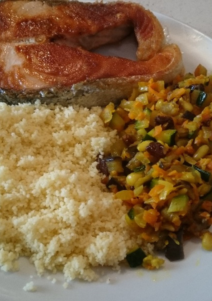 Una foto de Cuscús con verduras y salmón