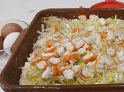 Una foto de ensalada de patata con palitos de cangrejo