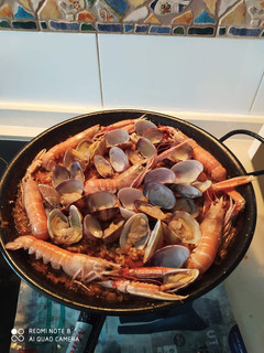 Una foto de Paella de marisco