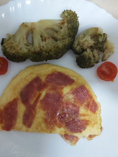 Una foto de Tortilla con jamón y brócoli plancha