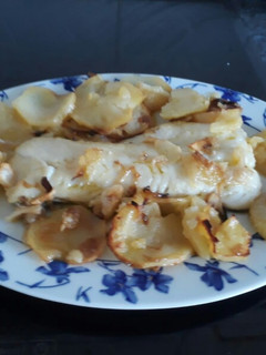 Una foto de Merluza al horno con patatas panadera