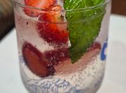 Una foto de gin tonic fruta