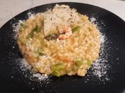 Una foto de risotto de gambas