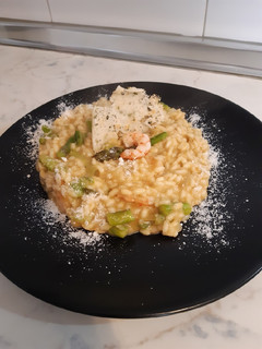 Una foto de Risotto de gambas y trigueros