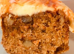 Una foto de TORTA DE 🥕ZANAHORIAS🥕 CON 🌰NUECES🌰 Y CUBIERTA CREMOSA🤩 V1