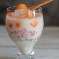 A picture of Melon balls and tapioca in coconut syrup (เมลอนสาคูน้ำกะทิ) 🍈 🥥.
