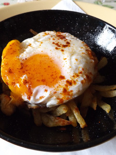 Una foto de Sartenada de patatas crocantes, bacon y huevos